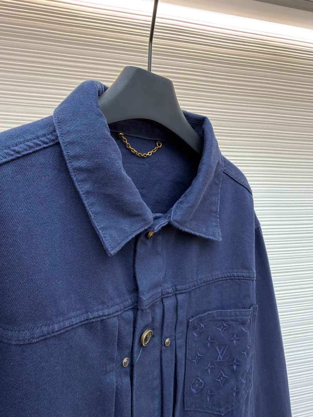 LOUIS VUITTON dyed truck denim jacket ●Authentic product: 17800 purchase and development ●Item number: 1681051-B65 ●Fabric: denim fabric ●Technology: embossed production ●Version: fitted version ●Weight: about 870 grams ●Size: 46-48-50-52 ●Description: Customized pure cotton thick woven denim Template machine bag opening Preset template to guide the position, shape and size of bag opening Accuracy ensures the quality of the bag opening effect. The soft light ancient wash process uses specific chemical and logistics treatments to make the surface of the fabric show a soft luster. It not only retains the original texture but also adds a gentle atmosphere. The overall routing is straight and delicate, the fabric is comfortable and soft, and the color is consistent without color difference. It can be matched with the same style to create a fashionable look and control various occasions. Customized accessories, complete three standards, same style for men and women!